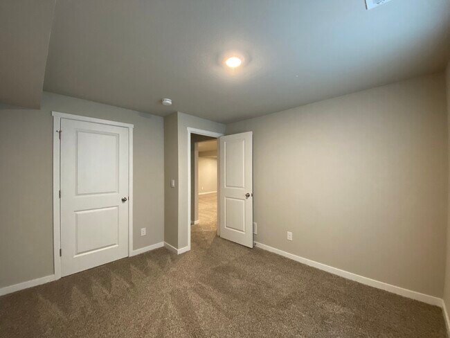 Building Photo - 3016 NW Northwood Ln