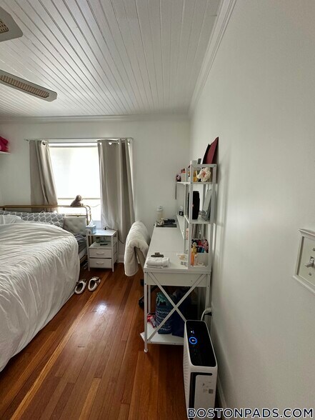 Building Photo - 62 Lawn Ave