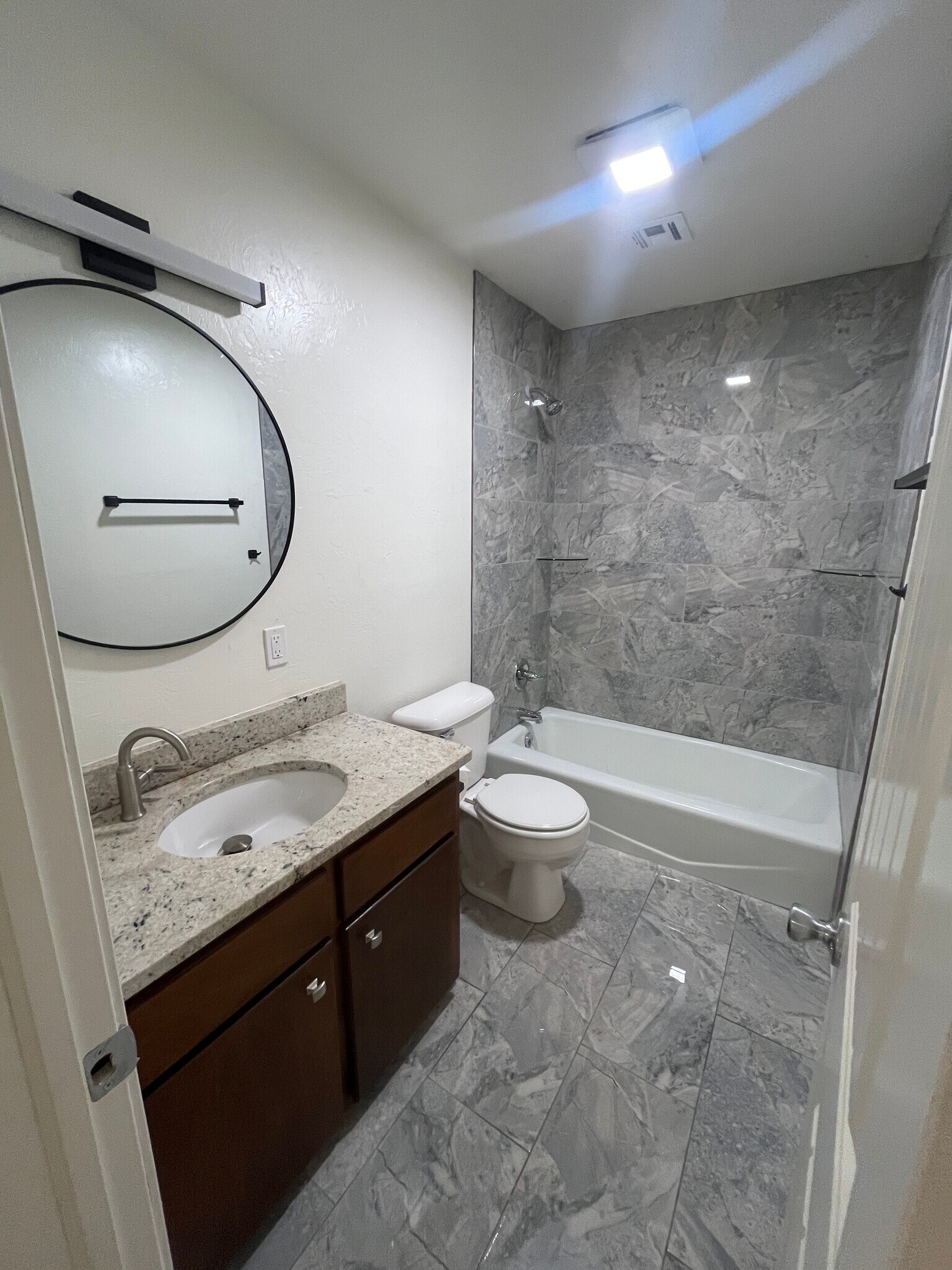 Building Photo - 919 W Tyler Ave