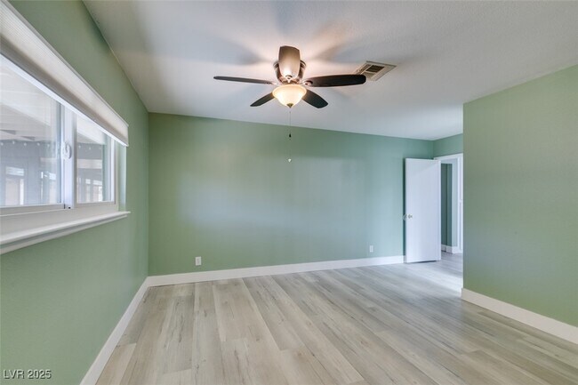 Building Photo - 605 Mosswood Dr