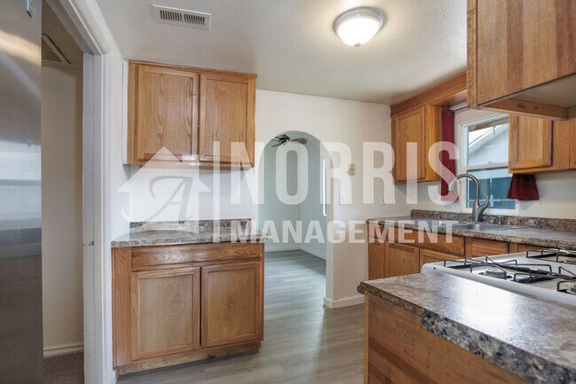 Building Photo - NO HOA Home in a Great Location