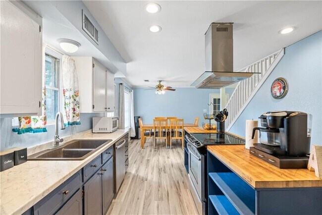 Building Photo - 607 E 11th St