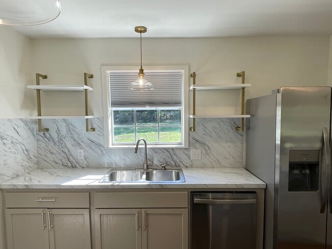 Building Photo - 15021 Hillview Rd