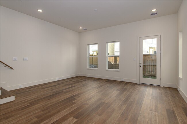 Building Photo - 881 Rachel St