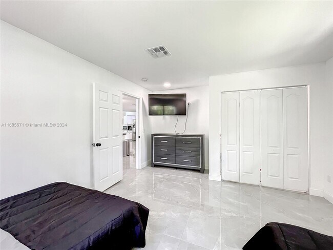 Building Photo - 1751 SW 30th Pl