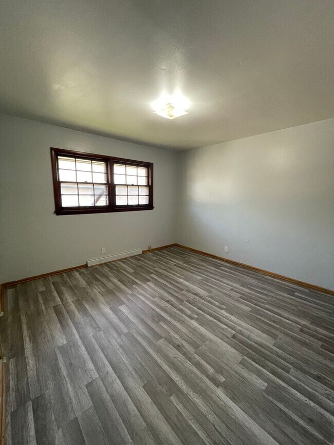 Building Photo - 10827 W Grant St