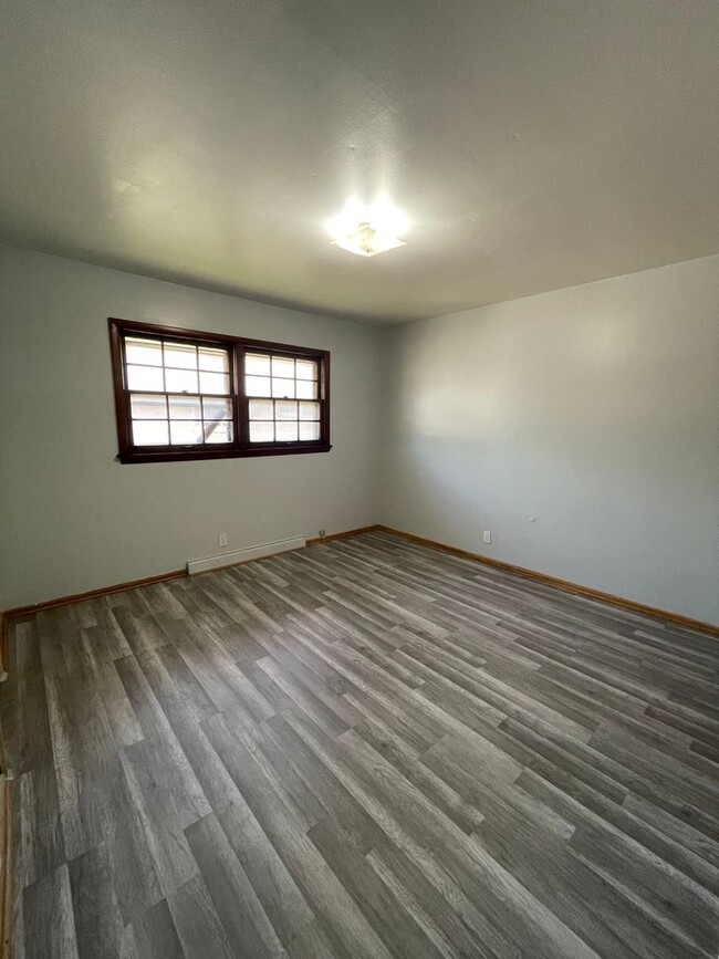 Building Photo - 3 BDR 1 1/2 BTH in West Allis