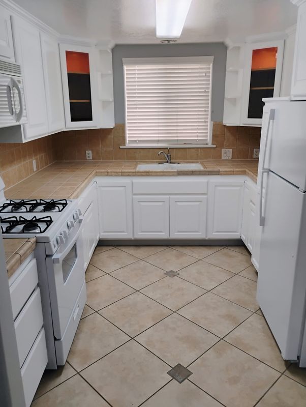 Building Photo - 664 W 3rd St