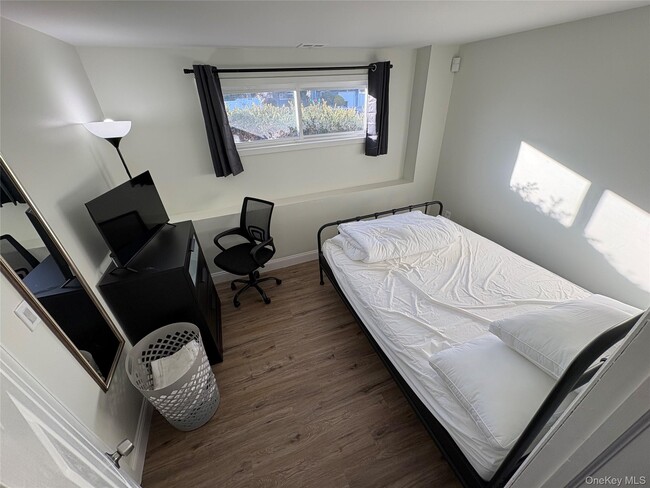 Building Photo - 35 Holiday Park Dr