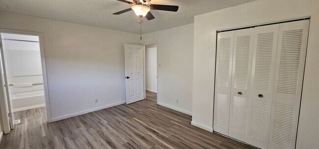 Building Photo - For Rent 3 bed 3 bath Plus 4th room or Off...