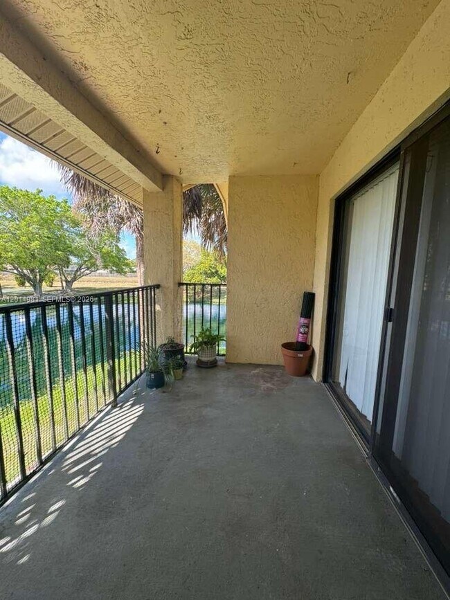 Building Photo - 9999 Summerbreeze Dr