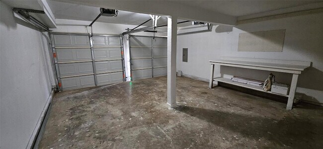 Building Photo - 12718 Hilltop Dr