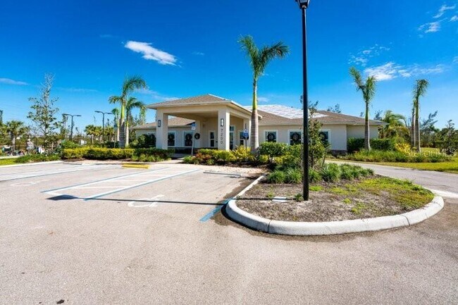 Building Photo - 7104 W Lenox Cir