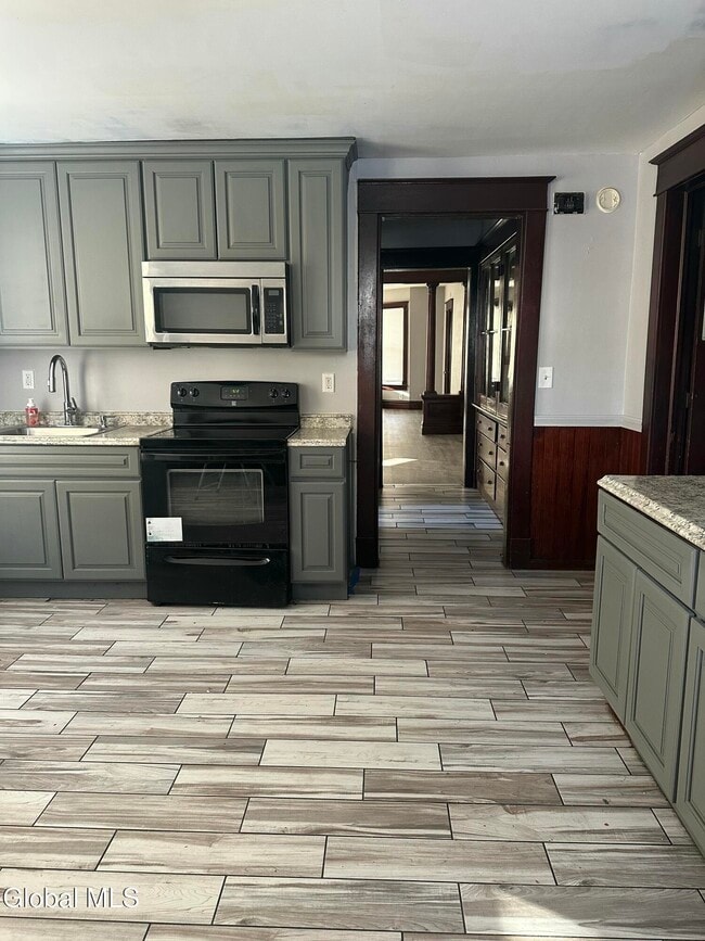 Building Photo - 312 5th Ave