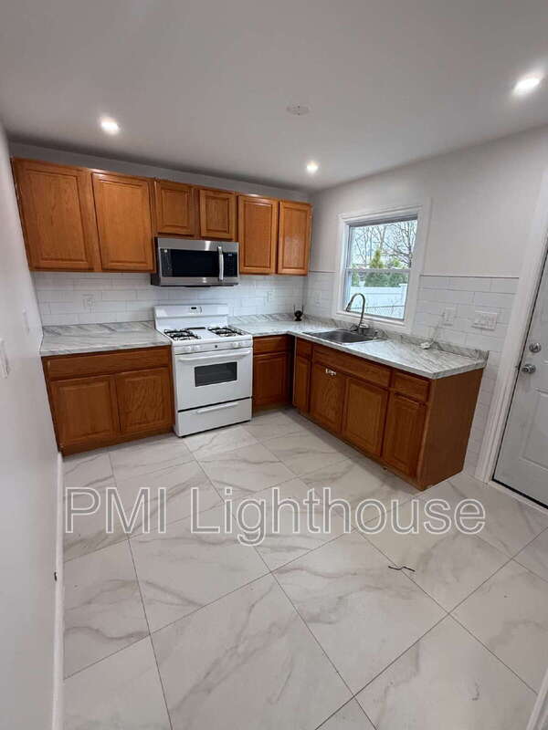 Building Photo - 115 8th Ave