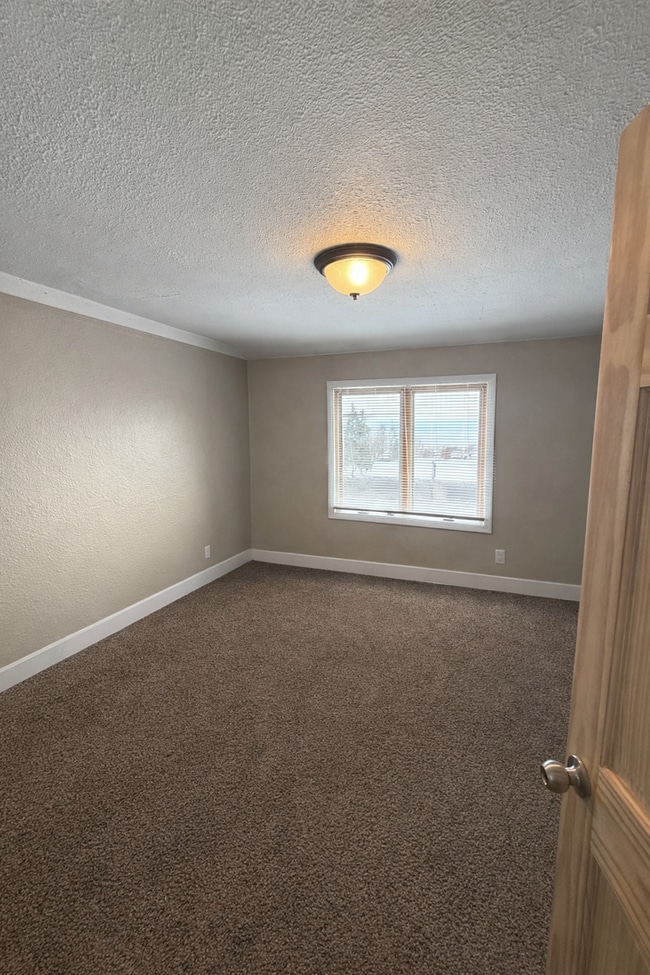 Building Photo - AVAILABLE JUNE - 5 Bed 2 Bath In East Hillside