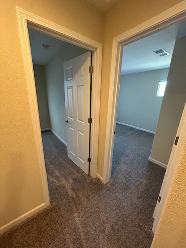 Building Photo - 4 bedroom 3 bathroom in Hanford!