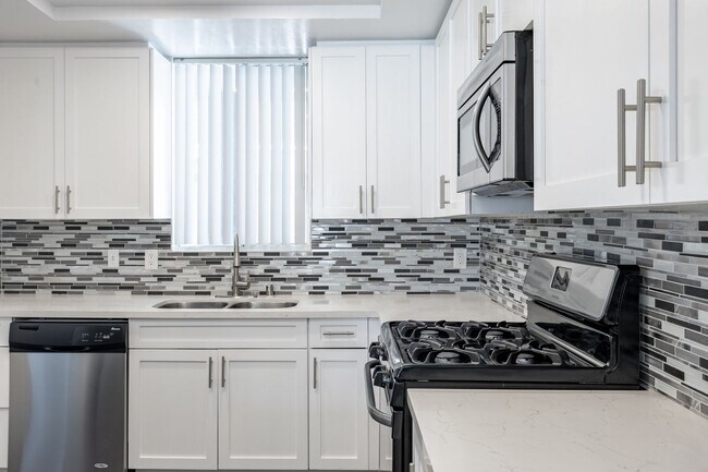 Interior Photo - 4532 Murietta Ave