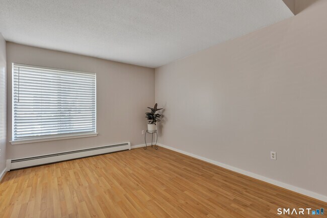 Building Photo - 60 Old Town Rd