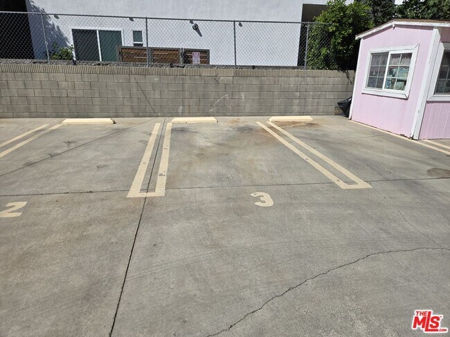 Building Photo - 1233 Tamarind Ave