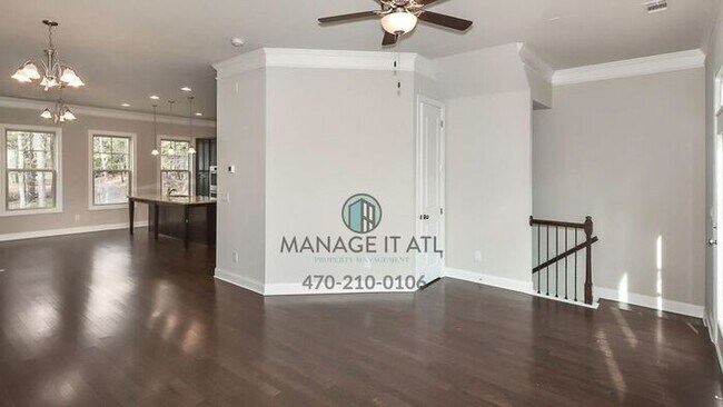 Building Photo - A beautifully designed townhome in the heart of Dunwoody