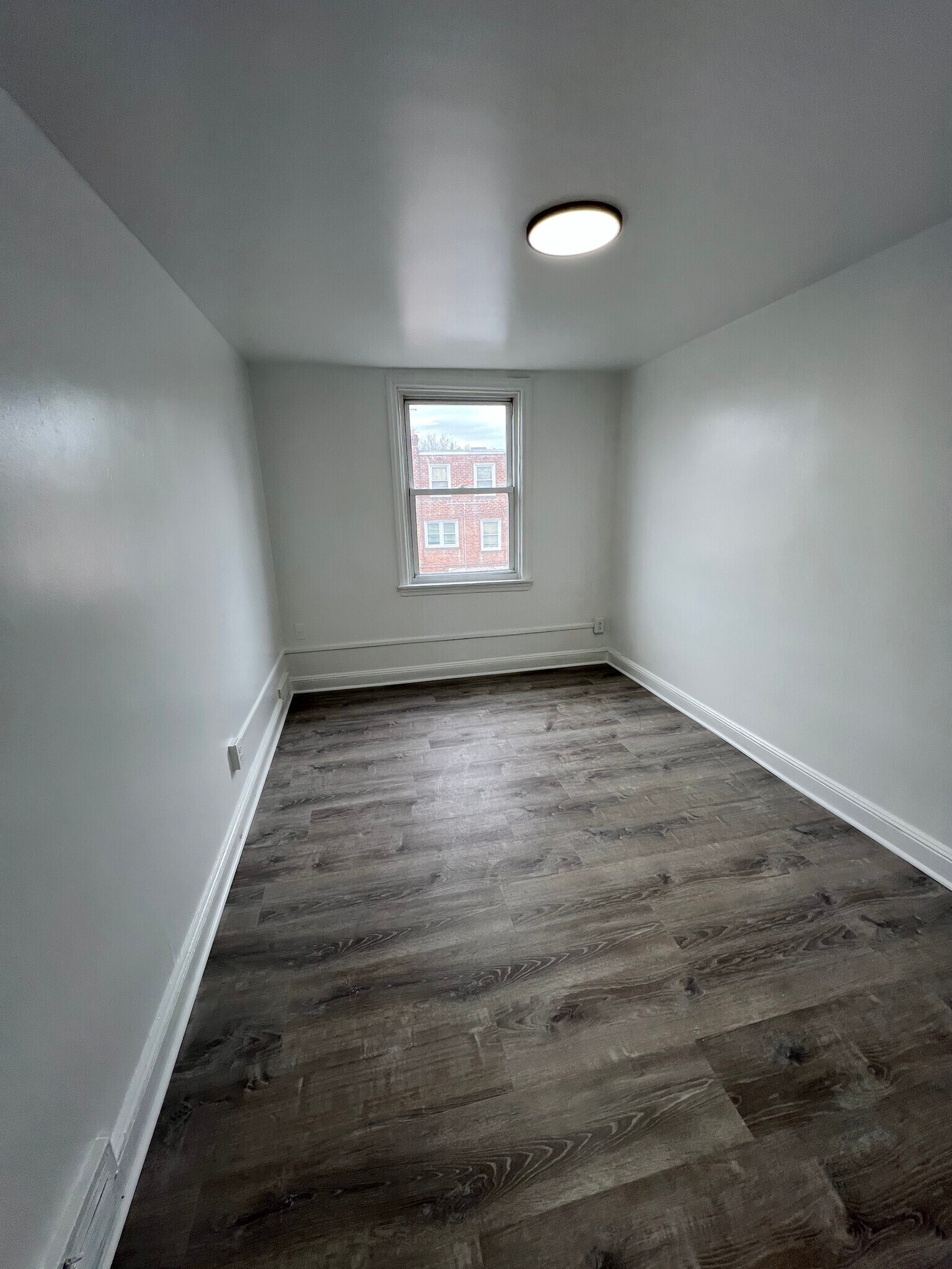 Building Photo - 112 W 21st St