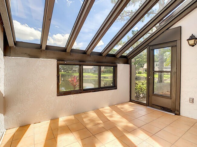 Building Photo - RARE 3 BEDROOM/ 2 BATH IN THE HIGHLY DESIR...