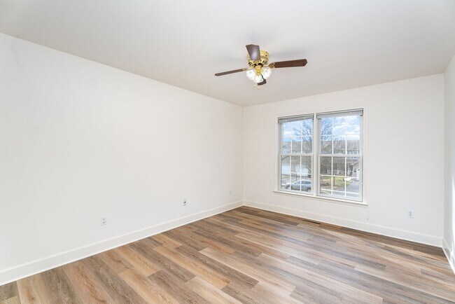 Building Photo - Welcome to this 3 bedroom, 2.5 bathroom to...