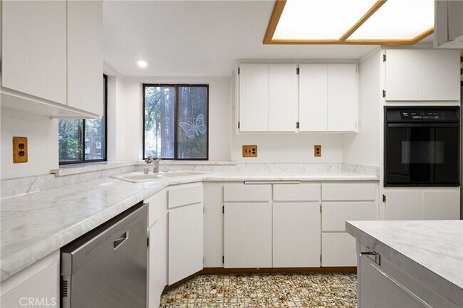 Building Photo - Magalia Home for rent, 2 bed 2 bath with bonus room Short term lease or month to month