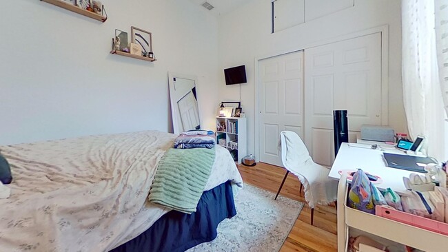 Building Photo - Top Floor East Lakeview 2 Bed/2 Bath