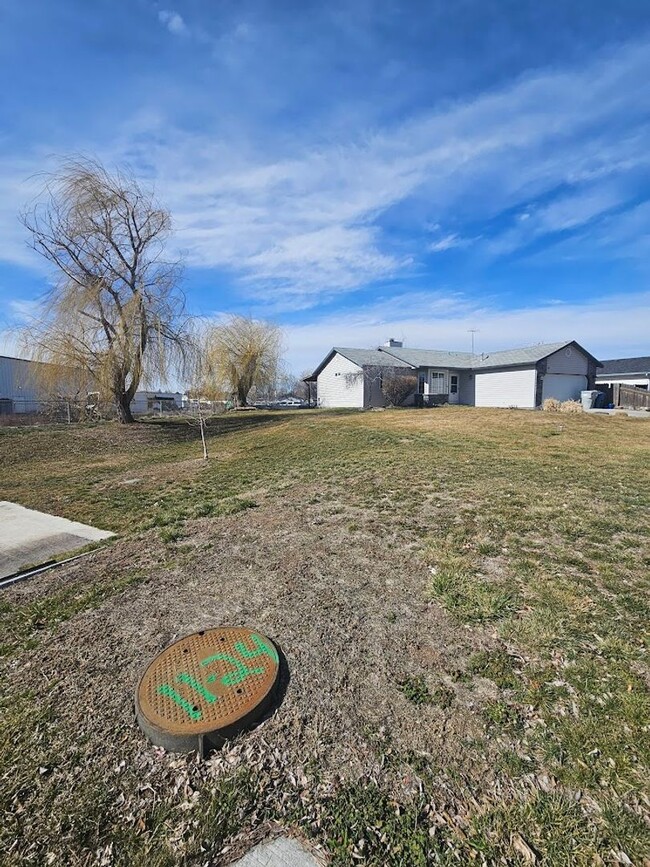 Building Photo - Cute 3 bed, 2 bath home in Nampa - Close t...