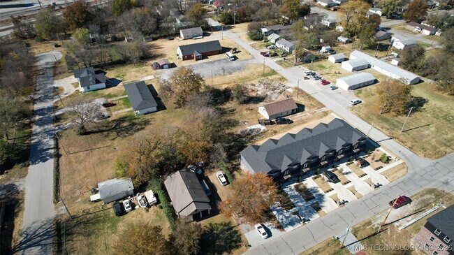 Building Photo - 108 W 2nd St