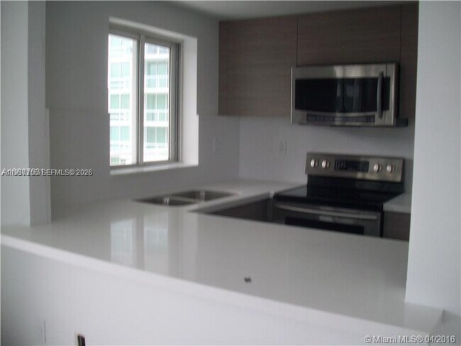 Building Photo - 1402 Brickell Bay Dr