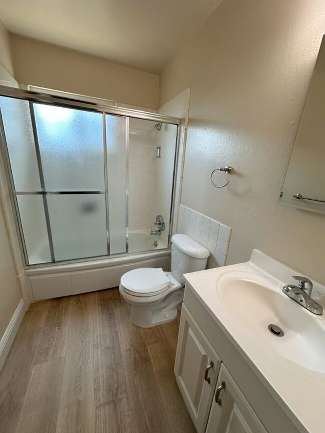 Building Photo - Lund/DUPLEX