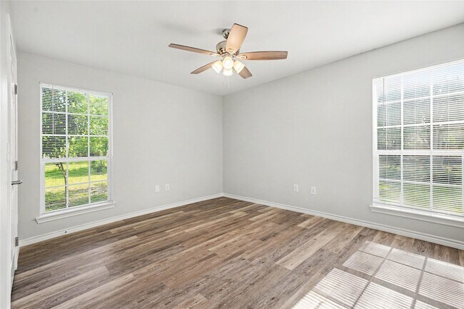 Building Photo - 326 S Bell Dr