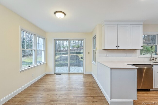 Building Photo - 451 River Rd