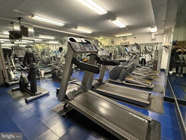 Building Photo - 10401 Grosvenor Pl