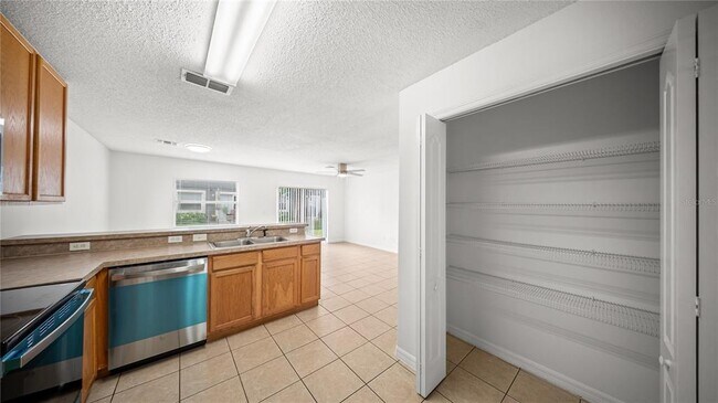 Building Photo - 12649 Somerset Oaks St