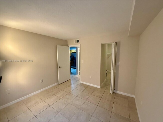 Building Photo - 350 Palm Cir W