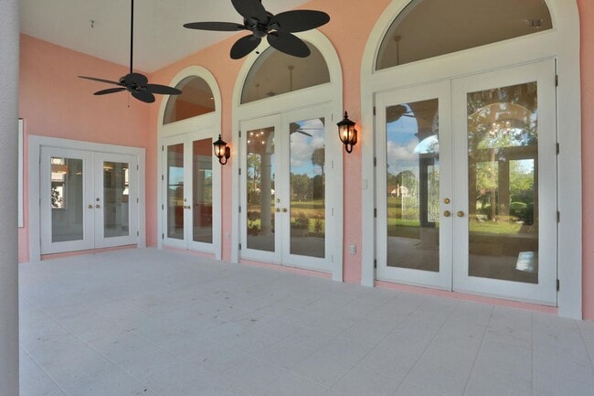 Building Photo - 3/2.5 in Pelican Bay