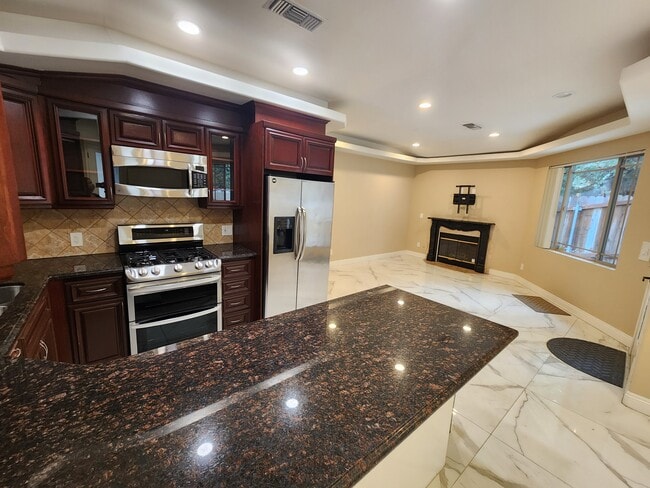 Building Photo - 11131 Sunshine Ter