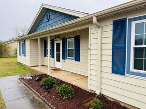 Building Photo - LARGE FENCED YARD, and lawn care INCLUDED