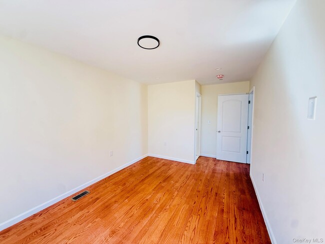 Building Photo - 139-20 Lakewood Ave