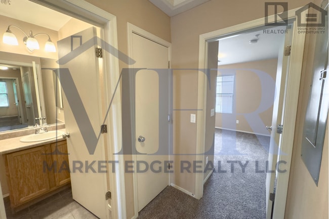 Building Photo - 3Bed/2.5Bath Townhouse at 83rd Ave/I-10! Ready for Immediate Move-In! -- FENCED-IN YARD! 2 CAR GA...