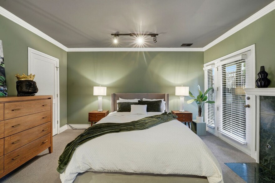 Building Photo - 657 N Carpenter St