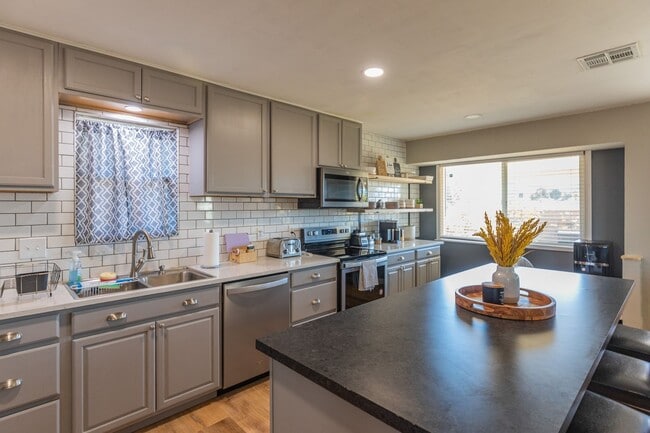 Building Photo - Beautiful 3 Bed 2 Bath - Gorgeous Views & Fenced in Backyard!