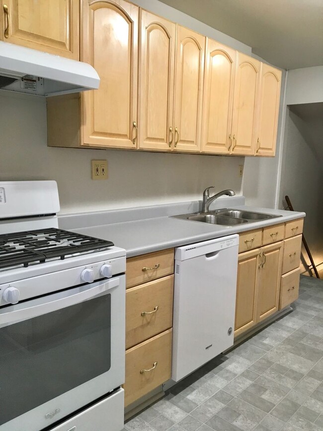 Building Photo - Fantastic 3 Bedroom EOG Townhome with Parking Pad in Parkville!