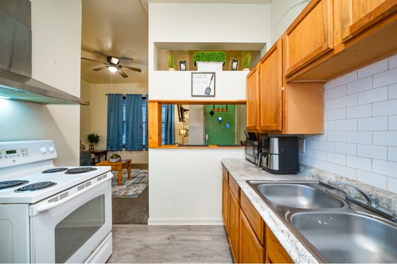 Building Photo - 612 W Market St