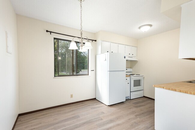 Building Photo - 1301 Springfield Dr