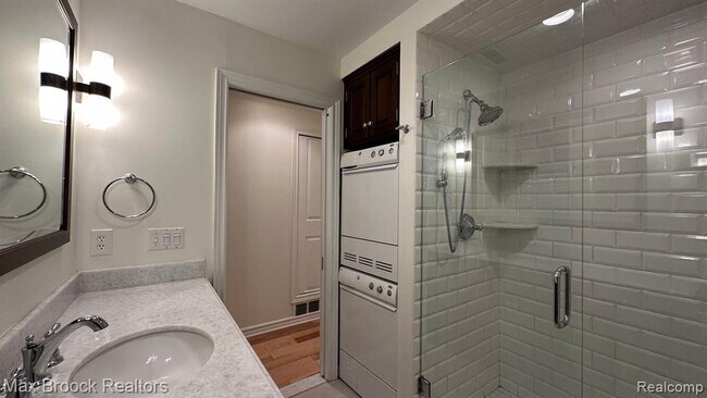 Building Photo - 444 Chester St